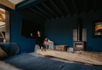 Waarom een donkere muur je kamer groter laat lijken