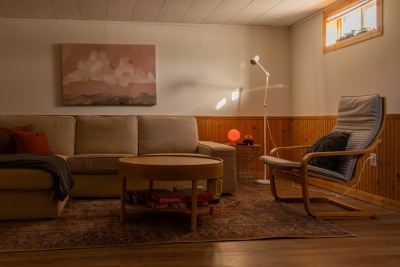 Bouclé en walnoot zijn het interieurduo dat je overal ziet