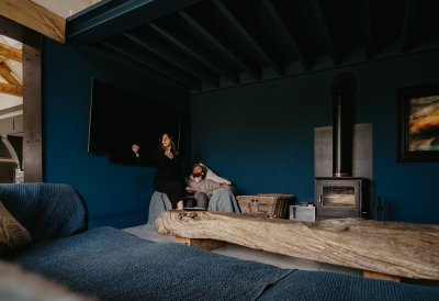 Waarom een donkere muur je kamer groter laat lijken